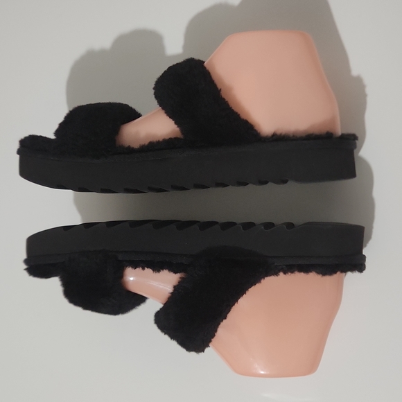 Koolaburra by UGG plush sandals - Picture 4 of 10